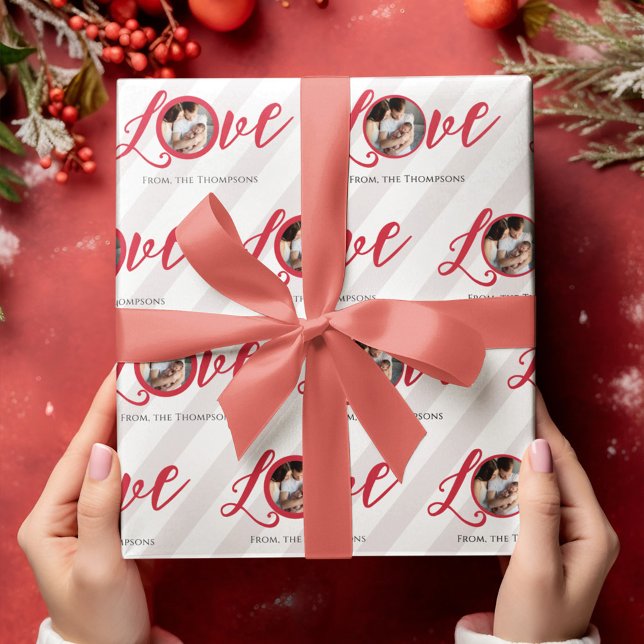 Julrött foto-typografi presentpapper (Whimsical "Love" typography photo wrapping paper with red calligraphy)