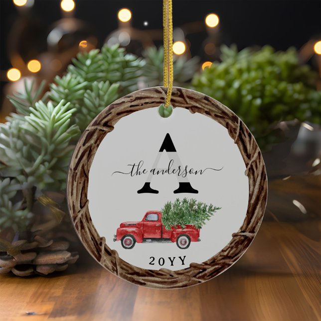Julrött Lastbil-familjens Monogram med Photo Julgransprydnad Keramik (Christmas Red Truck Family Monogram with Photo Ceramic Ornament)