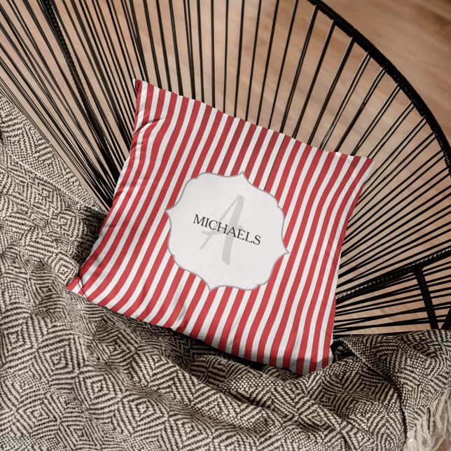 Julrött och vit Personlig Monogram Kudde (Whimsical candy cane striped cute simple monogram throw pillow.)
