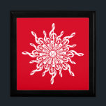 Julrött Ornamental Monogram G-Clef Snowflake Minnesask<br><div class="desc">Unik musikermatematisk presentlåda för musiker och musikalisk älskare under vinterhelgdagarna. Smälter vita glimmer från en snöflinga som är gjord av tredubbla citattecken. Använda textmallen om du vill lägga till ett första eller ett monogram till mitten i dekorationsdesignen. Redigera om du vill ändra den röda julbakgrunden, mittcirkeln gräns och elegant, gamla...</div>