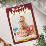 Julscenen Metallic & Ruby Red Elegant Photo<br><div class="desc">En festlig julscen ramar ditt foto i en fantastisk metallfolie. Tomtens själ och renar flyger över hem och träd med en måne glöd bakom. Helt anpassade kan du ändra hälsning ovanför fotot och banderollen hälsning som hänger med högerna under den. Vid grund kan du lägga till ditt namn och året....</div>