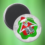 Julskelett Ornament Plattform Cirkel Magnet<br><div class="desc">Den här magneten har ett leende skelett som håller ljusa och blanka dekorationer upp till ögonen inuti ett rött och grönt vågigt stänk form på en vit bakgrund med cirklar. Anpassa God jul-texten med mallarna.</div>