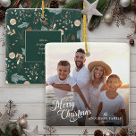 Julskript Photo Boho Greenery jul Julgransprydnad Keramik<br><div class="desc">Den här enkla fotojulprydnaden innehåller "God jul" i ett modernt skript och en anpassningsbar i eleganten för din familj namn. Baksidan erbjuder en boho vintergrey mönster som visas i mjuka garner och teals på mörkens grönt baksida och erbjuder extra-text för första namn av dina familjemedlemmar.</div>