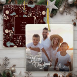 Julskript Photo Boho Greenery jul Julgransprydnad Keramik<br><div class="desc">Den här enkla fotojulprydnaden innehåller "God jul" i ett modernt skript och en anpassningsbar i eleganten för din familj namn. Baksidan erbjuder en boho vintergrey mönster som dyker upp i mjuka garner och teals på en djup mörk burgundisk bakgrund och erbjuder extra-text för första namn av dina familjemedlemmar.</div>
