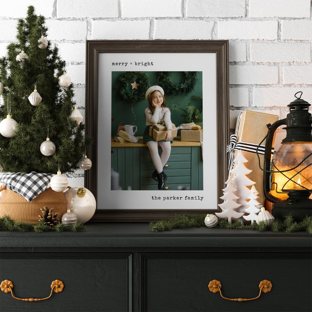 Julskrivmaskin | Svartvit med foto Poster (A modern and minimalist Christmas photo poster, with vintage typewriter text, to match any decor)