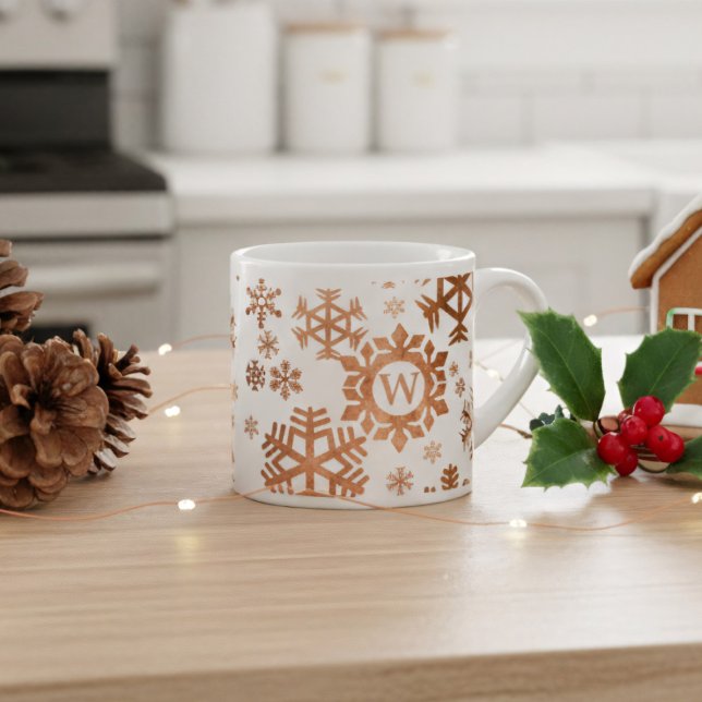 Julsnöflummel Monogram Cute Helgdag Gift Espressomugg (Add a touch of personalized holiday cheer to your kitchen decor or coffee bar. )