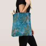Julsommar - Ocean Beach Tygkasse<br><div class="desc">Blåser djupt blått hav vågar i bakgrunden med barrträd och julbär. Ett vackert Julafton-temat kustdesign som är perfekt för jul i sommar- eller kustjul-firande.</div>