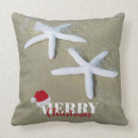 Julsommar Starfish Beach Kudde<br><div class="desc">En festlig sommarstranddesign som visar upp svältfiskar på sanden med ord "God jul" och julhatt. Perfekt Julafton kusttema för ditt festliga firande och torde.</div>