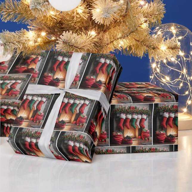 Julstrumpor upphängda på en öppen spis presentpapper (Helgdagar)