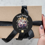Julsvart logotyp av guld-bauble-lagfoto runt klistermärke<br><div class="desc">Svart bakgrund. Anpassa och lägga till egen logotyp för foton och företag. En guldbauble Julgran som ram. Lägg till en text,  namn eller webben-URL.</div>