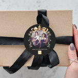 Julsvart logotyp av guld-bauble-lagfoto runt klistermärke<br><div class="desc">Svart bakgrund. Anpassa och lägga till egen logotyp för foton och företag. En guldbauble Julgran som ram. Lägg till en text,  namn eller webben-URL.</div>