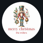 Jultema Nutcracker Retro Typography 2 Runt Klistermärke<br><div class="desc">Den här jultomtskretsen har en vacker Nutcracker och en röd återtypografi i God jul. Anpassningsbar familj namn.</div>