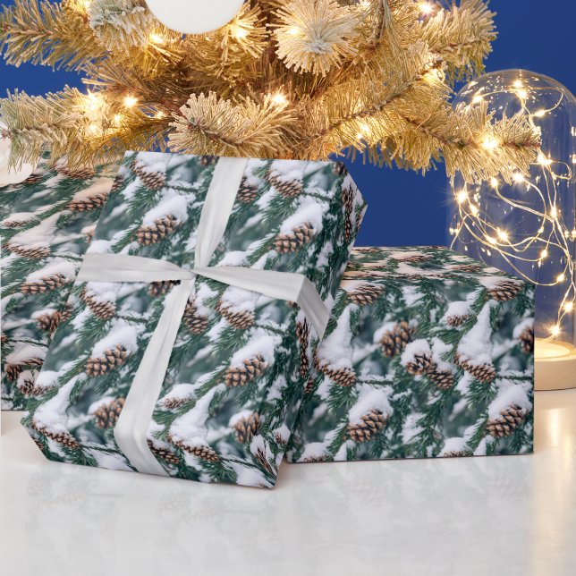 Jultipsade snowy pinecones presentpapper (Helgdagar)