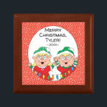 Jultomten Claus' Elves Keepsakbox Minnesask<br><div class="desc">Söt behållare för dina skatter. Jultomten Elves. Anpassa genom att ta bort ett meddelande och lägga till ett eget. Använda ditt favoritteckensnitt stil, färg och storlekt. Design inslag kan överföras till andra Zazzle-produkter. Justera alltid och kontrollera om perfekten passar när du överför formgivning. God jul! Storlek: Liten 5, 125-tumsruta med...</div>