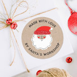 Jultomten Made med kärlek Speciell Delivery Runt Klistermärke<br><div class="desc">En söt juldekalk med Jultomten ansikte och ord,  gjord med kärlek av jultomtens verkstad. En söt helgdag-dekal för Julklapp från Santa. Designad av Blackberry Boulevard.</div>