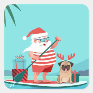 Jultomten och hans pug på en surfboard fyrkantigt klistermärke