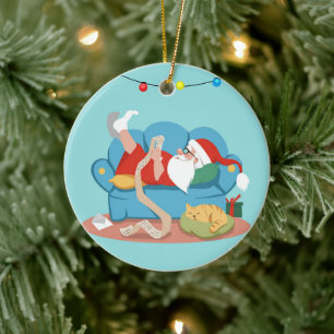 Jultomten på soffan i pyjamas julgransprydnad keramik