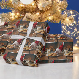 Jultomten tar en kaka presentpapper