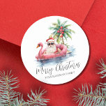 Jultomten Tropical Beach-jul Runt Klistermärke<br><div class="desc">Lustigt Jultomten Tropical Beach jul Classic Round Sticker. Fira helgdagarna med en tropisk vrid med hjälp av denna roligt rund dekal. Den här dekalen har en Jultomten i solglasögon, som hänger på en rosa flamingo-floaty i havet, och ger en biskopsvib till julhelgen. Utformningen omfattar också en handflatan träd som är...</div>