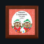 Jultomten's Elves Keepsakbox Minnesask<br><div class="desc">Söt behållare för dina skatter. Santa's Elves. Anpassa genom att ta bort ett meddelande och lägga till ett eget. Använda ditt favoritteckensnitt stil, färg och storlekt. Design inslag kan överföras till andra Zazzle-produkter. Justera alltid och kontrollera om perfekten passar när du överför formgivning. God jul! Storlek: Liten 5, 125-tumsruta med...</div>