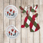 Julturen i Jultomten-familjen namn Runt Klistermärke<br><div class="desc">Enkel dekal för trendig (presentpålägg eller kuvertförslutning) med ett lustigt Jultomten i hand plockade och en familj med en hund på en vit (utbytbar) bakgrund med texten/önskemål,  din familj namn och år.</div>