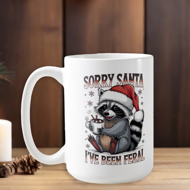 Julvaskbjörn Jag har varit förvildad skämtpresent Kaffemugg (Funny "Sorry Santa, I've been feral," raccoon Christmas mug)
