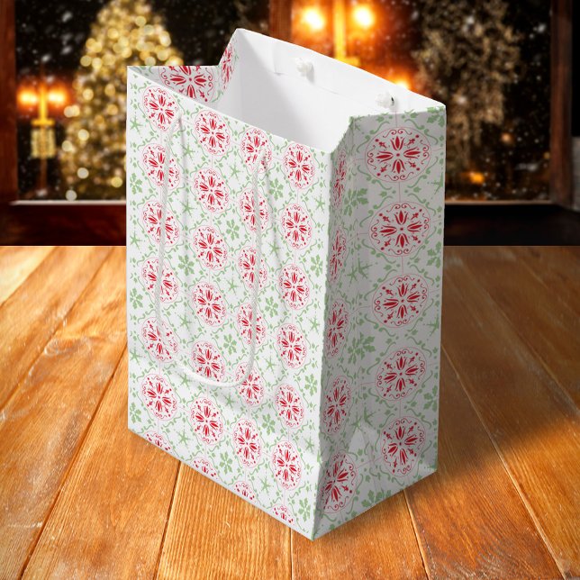 Julvinter Helgdag Simple Red Grönt Mönster (Simple red and green holiday snowflake pattern medium gift bag)