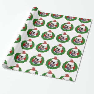 Julvit boxare hund som omsluter papprare presentpapper
