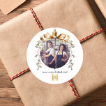 Julvit guld-bauble-logotyp runt klistermärke<br><div class="desc">Vit bakgrund. Anpassa och lägga till egen logotyp för foton och företag. En guldbauble Julgran som ram. Lägg till en text,  namn eller webben-URL.</div>