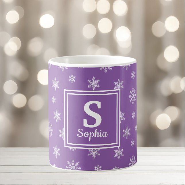 Julvit snöflingor Lila monogram Kaffemugg (Skapare uppladdad)