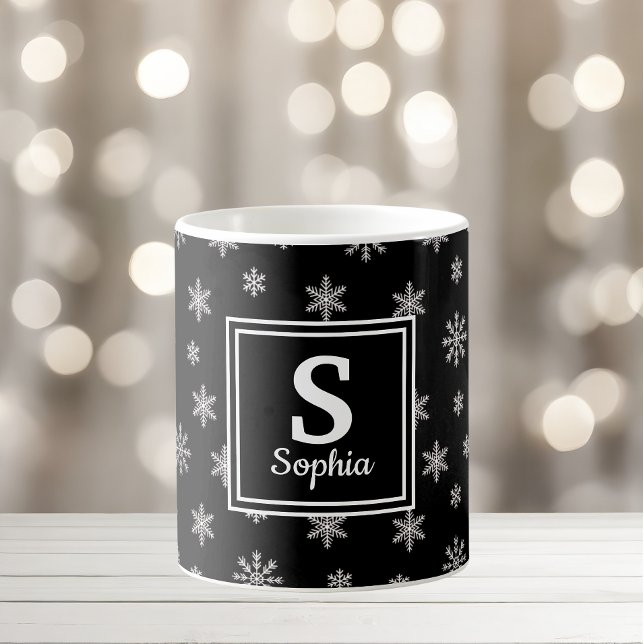 Julvit snöflingor svart monogram kaffemugg (Skapare uppladdad)
