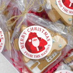 Julvitt, rött, anpassat namn runt klistermärke<br><div class="desc">Ljusröda och vita julklapp eller festklistermärken. Anpassa till din egen familj namn eller ord. Idealisk för jul party och kom ihop med dina favoritpresenter. Designad av www.mylittleeden.com</div>