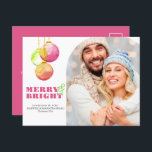 Julvykort Modern Merry & Bright Photo Helg Vykort<br><div class="desc">De här unika julvykorten i magentan har vattenfärgade helgdag i nyp, gröntar och rött. Orden "Merry & Bright" är inställt i ett traditionellt serif-typsnitt i ett komplementärt färg på en vit bakgrund. Anpassa med din ordalydelse och med foto från familj, par eller husdjur i en modern bågdesign. Kortet återgår till...</div>