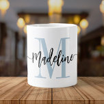 Jumbo för Modern Script Monogram-Anpassningsbar Jumbo Mugg<br><div class="desc">Elegant, det moderna stora kaffet mugg med ditt eget namn och monogram i en handskriven kalligrafi i ett minimalistiskt dammigt ljusblått och svart, denna stora typografidrivna design ger en underbar gåva till medarbetare, lärare, tränare, flickvänner, pojkvänner, fruar, döttrar eller någon annan arbets- eller familjemedlem! Underbaren för kontoret eller hemdekoren som...</div>