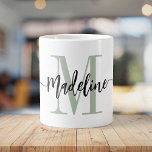Jumbo för Modern Script Monogram-Anpassningsbar Mugg<br><div class="desc">Elegant, det moderna stora kaffet mugg med ditt eget namn och monogram i en handskriven manusgrafi med minimalistisk dammiga ljusskygg grönt och svart, denna stora typografidrivna design ger en underbar gåva till medarbetare, lärare, tränare, flickvänner, pojkvänner, fruar, döttrar eller någon annan arbets- eller familjemedlem! Underbaren för kontoret eller hemdekoren som...</div>
