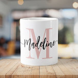 Jumbo för Modern Script Monogram-Anpassningsbar Mugg<br><div class="desc">Elegant, det moderna stora kaffet mugg med ditt eget namn och monogram i ett handskrivet skript med kalligrafi på minimalistisk rosa och svart, denna stora typografidrivna design ger en underbar gåva till medarbetare, lärare, tränare, flickvänner, pojkvänner, fruar, döttrar eller någon annan arbets- eller familjemedlem! Underbaren för kontoret eller hemdekoren som...</div>