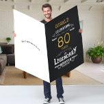 Jumbo Legendary Funny Card, 80:e Anpassningsbarna<br><div class="desc">För dem som firar sin 80-årsdag har vi det perfekta kortet för födelsedagsfest med en vintage känsla. Den svarta bakgrunden med en vit och guld vintage-typografi är enkel och ändå elegant med en retrokänsla. Anpassa enkelt texten för den här födelsedagspresenten med hjälp av den mall som tillhandahålls. Se i butiken...</div>