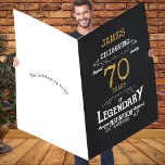 Jumbo Legendary Funny Card för 70:e Anpassningsbar<br><div class="desc">Fira din älskade 70-årsdag i stil! Detta jumbo-legendariska roliga kort är ett svart och guld vintage stil och anpassar sig efter namn och det år du väljer. Ge är en unik, minnesvärd gåva som kommer att ge ett leende till den speciella födelsedagsmannens ansikte. Kortet är tillverkat med material av högsta...</div>