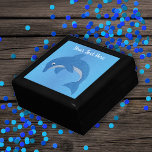Jumping Cute Dolphin in in Glittery Blue and White Minnesask<br><div class="desc">Den här gåvan av trä för trinketer,  smycken eller gåva ge har en söt delfin i ett hoppande läge som är en glitter djup blå med vit mage på en vatten liknande blå bakgrund. Anpassa texten med mallen.</div>