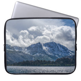 June Lake och Carson Peak med annalkande oväder Laptop Fodral