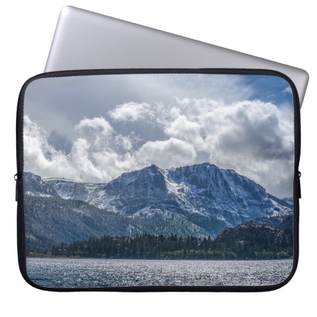 June Lake och Carson Peak med annalkande oväder Laptop Fodral (Framsidan)