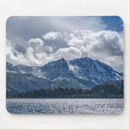 June Lake och Carson Peak med annalkande oväder Musmatta
