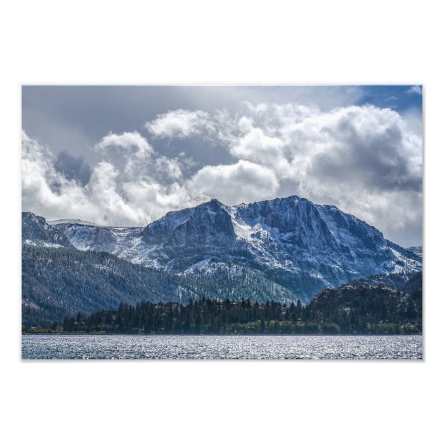 June Lake och Carson Peak med annalkande storm Fototryck (Framsidan)