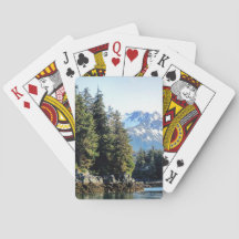 Juneau som leker kort