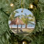 Jungfruöarna St. Croix Tropical Beach-jul Julgransprydnad Keramik<br><div class="desc">Virgin Islands St. Croix Tropical Beach jul Ceramic Ornament är en underbar prydnad att lägga till i din samling. Det gör fina tropiska prydnadsämnen i Julgran. Det måste till två avslappnande strandstolar,  handflatan träd,  strand och det beatikala vatten i det blå karibiska havet. Njut av ögonblicket. Fotocopyright Denise Bennerson-fotograf</div>