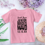 Junior Bridesmaid Brudens sida Custom Name T-Shirt<br><div class="desc">Behandla dina underordnade brudar till att matcha Junior Bridesmaid-skjortor! Jut lägger till deras namn och er bröllop-dejt och får dem att tacka era gäster i bröllop med sin skicklighet.</div>
