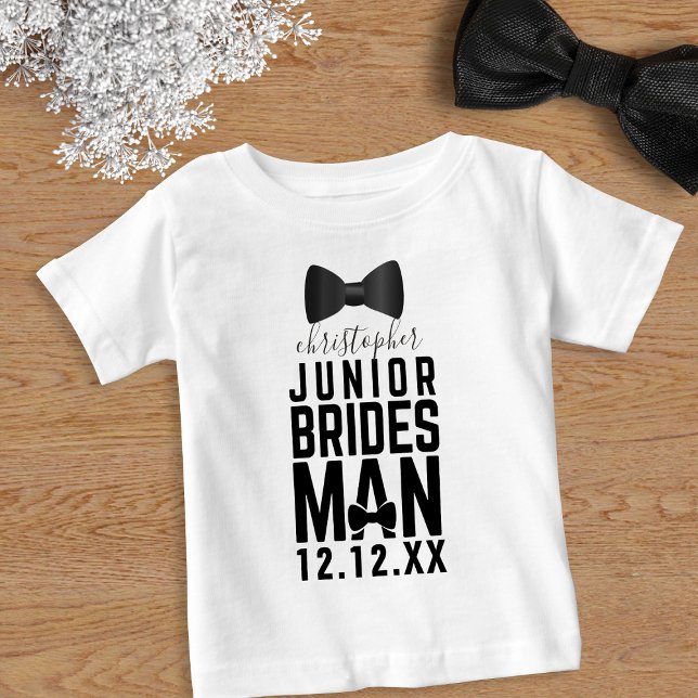 Junior Bridesman Bow Tie Brudens sida Namn T Shirt (Add your Junior Bridesman's name and your wedding date to this cute bridal party shirt)