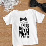 Junior Bridesman Bow Tie Brudens sida Namn T Shirt<br><div class="desc">Behandla din underste man till att matcha bögar för understa brudskjortor! Lägg bara till deras namn och er bröllop-dejt och få dem att tacka era gäster med deras vänlighet. Perfekt för bröllop-repetitioner</div>