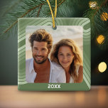Juniper Rand - Foto, moderna minimala skuggor Julgransprydnad Keramik<br><div class="desc">Framsida - Ett gallerifoto i stil med en enkel,  ren reflexbåge i rand i nyare grönt och ett område där ett datum eller namn läggs till. Lägg till din favoritselfie- eller familjereserografi.</div>