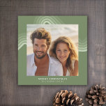 Juniper Rand - Foto, moderna minimala skuggor Julkort<br><div class="desc">Framsida - Ett gallerifoto i stil med ett enkelt, tjockt gräns och ett område där du kan lägga till en Julhälsningar. Lägg till din favoritselfie- eller familjereserografi. Tillbaka - En enkel, ren reflexbåge i rand i nyare grönt - Om du behöver justera bilder klickar du på verktyg om du vill...</div>